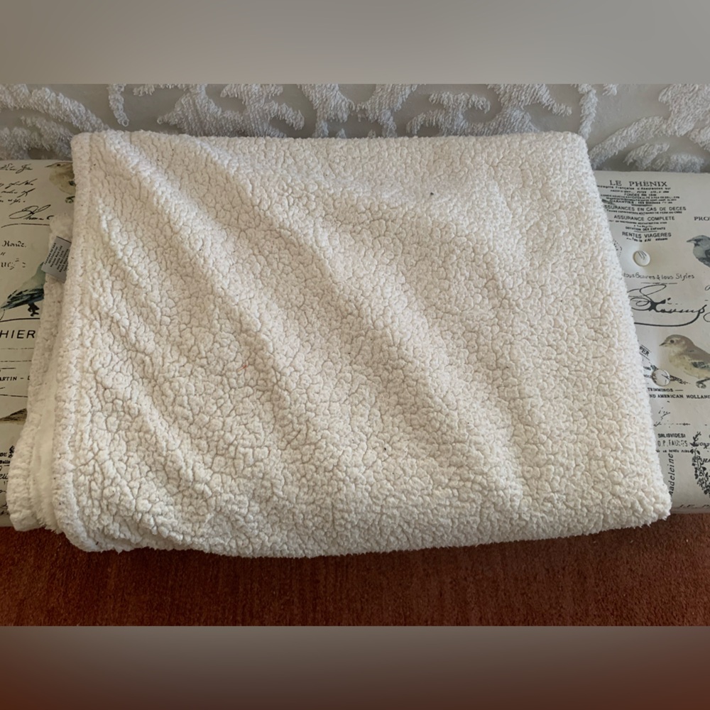 Grammercy Studio Blanket: White, 2-Sided: plush and teddy, 46x66 inches.